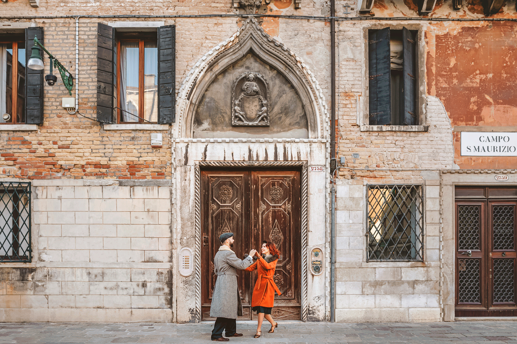 Animated gif with the couple dancing at Campo San Maurizio, Venice, during the photoshoot.