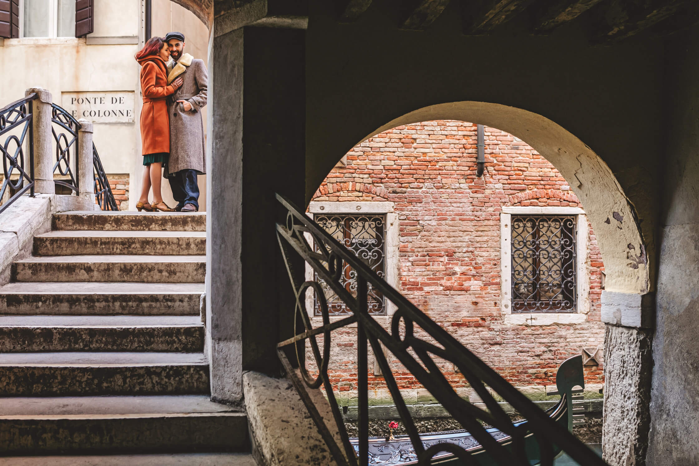 Couple photoshoot at the Ponte de le Colonne, Venice.