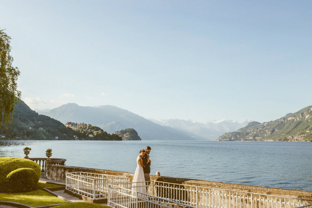 View of the lake with a couple of newlyweds. Image taken from Villa Aura del Lago.