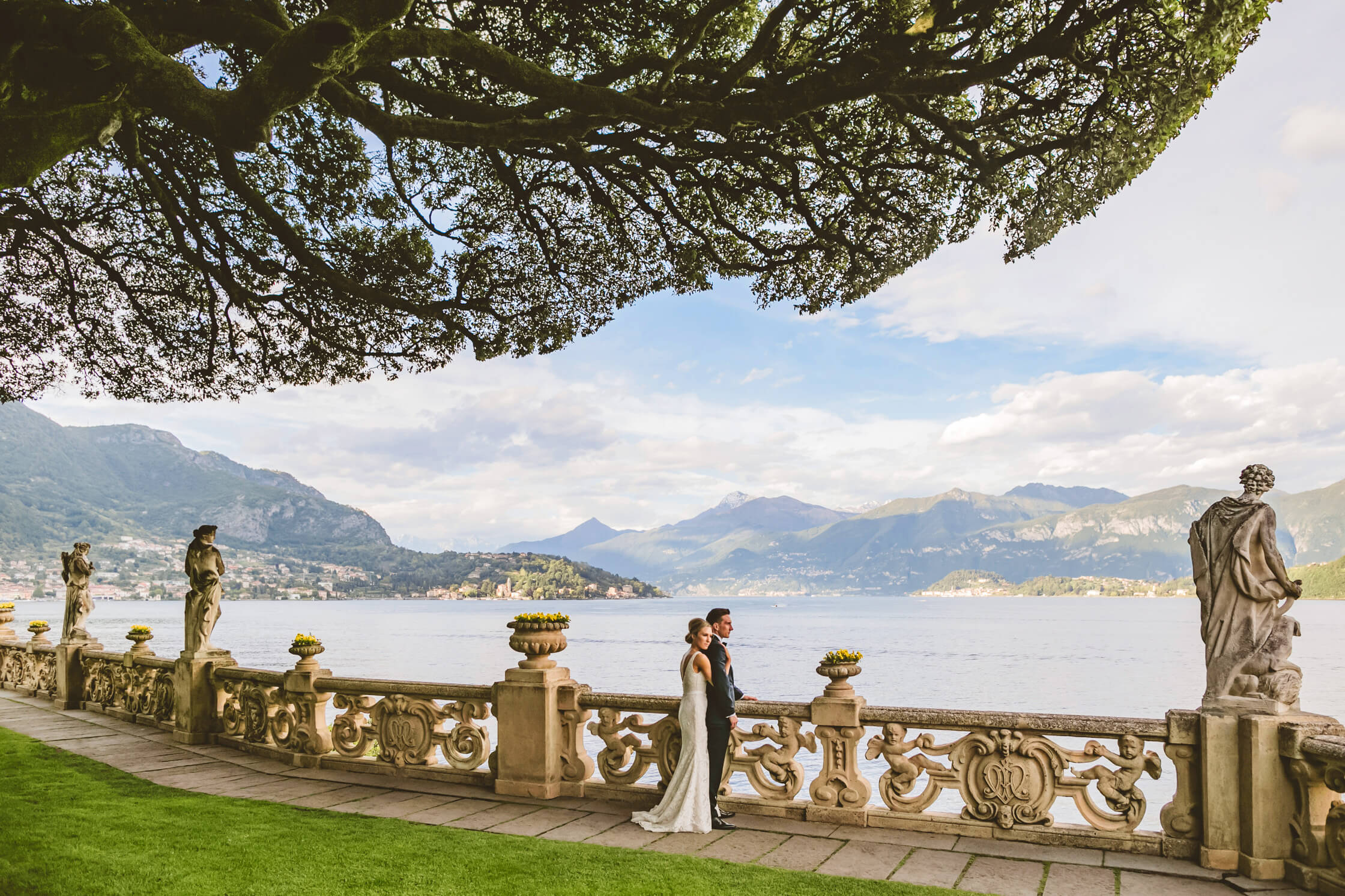 Wedding photo session at Villa del Balbianello under the famous tree.