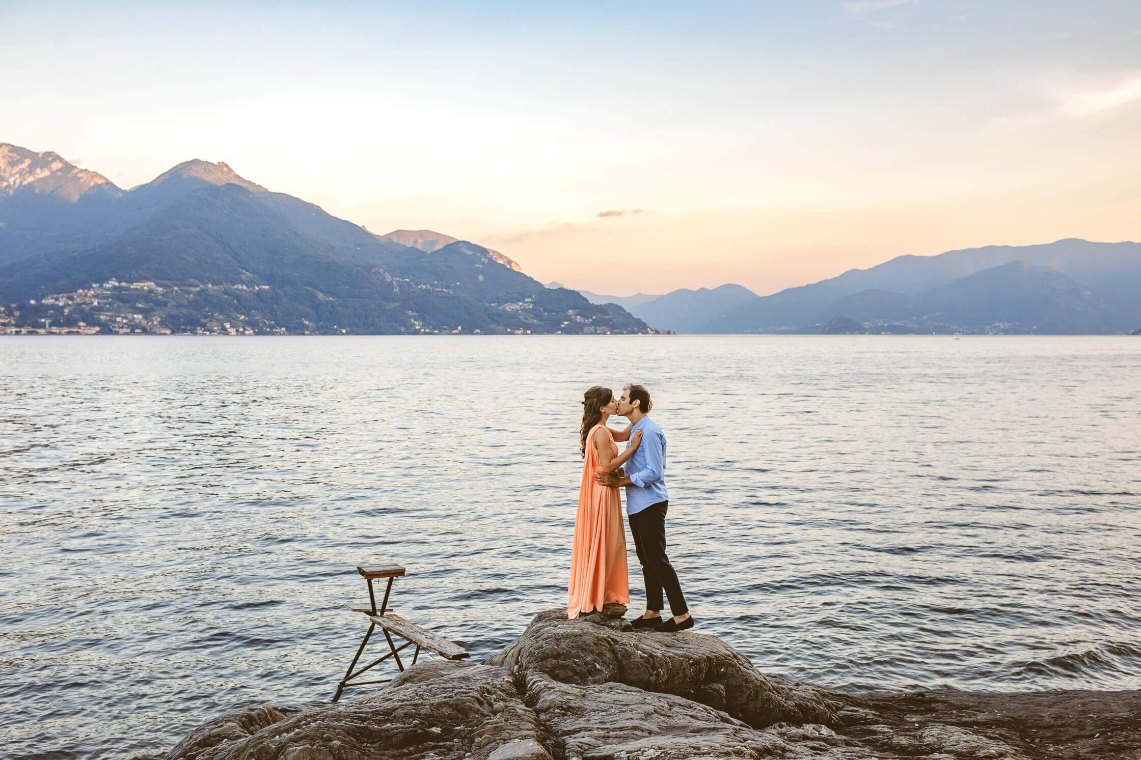 Couple photoshoot at Rezzonico, Lake Como. The couple on the rocks.